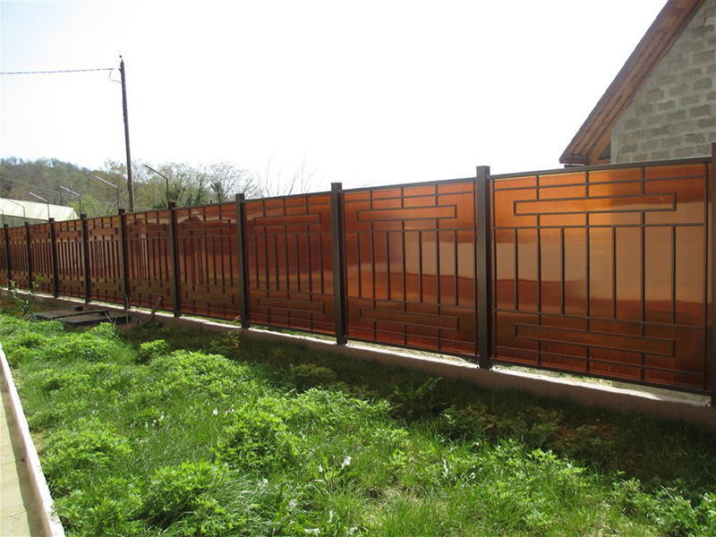 zabor-iz-polikarbonata-svoimi-rukami-4