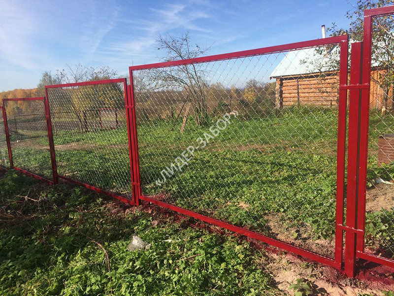Цена Секционный забор красного цвета из сетки рабицы в Москве Купить Секционный забор красного цвета из сетки рабицы