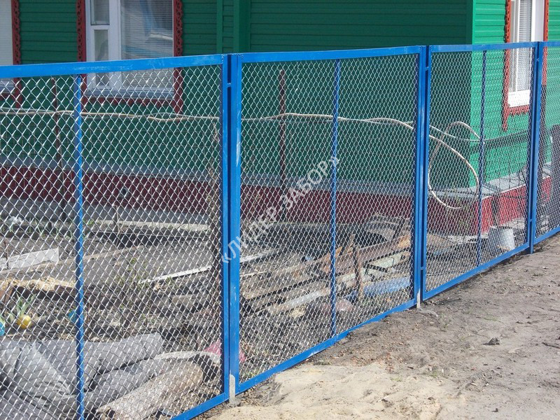 Цена Секционный забор синего цвета из сетки рабицы в Москве Купить Секционный забор синего цвета из сетки рабицы